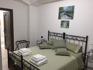 Quarto casal ou duplo clássico | Roupas de cama premium, cofres nos quartos, escrivaninha