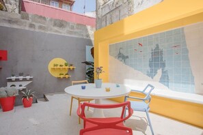 Outdoor dining - Liiiving in Porto - Clérigos Terrace Apartment (Porto)