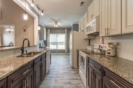 Fridge, microwave, oven, stovetop. FAMILY RETREAT/ PET FRIENDLY NEAR MILITARY BEACHES AND BASES