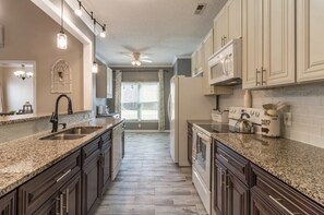 Fridge, microwave, oven, stovetop - FAMILY RETREAT/ PET FRIENDLY NEAR MILITARY BEACHES AND BASES (Jacksonville)