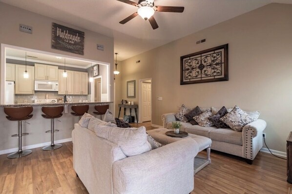 TV, books - FAMILY RETREAT/ PET FRIENDLY NEAR MILITARY BEACHES AND BASES (Jacksonville)