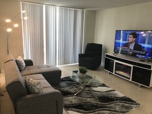 Smart TV, chimenea, libros y bocina smart 