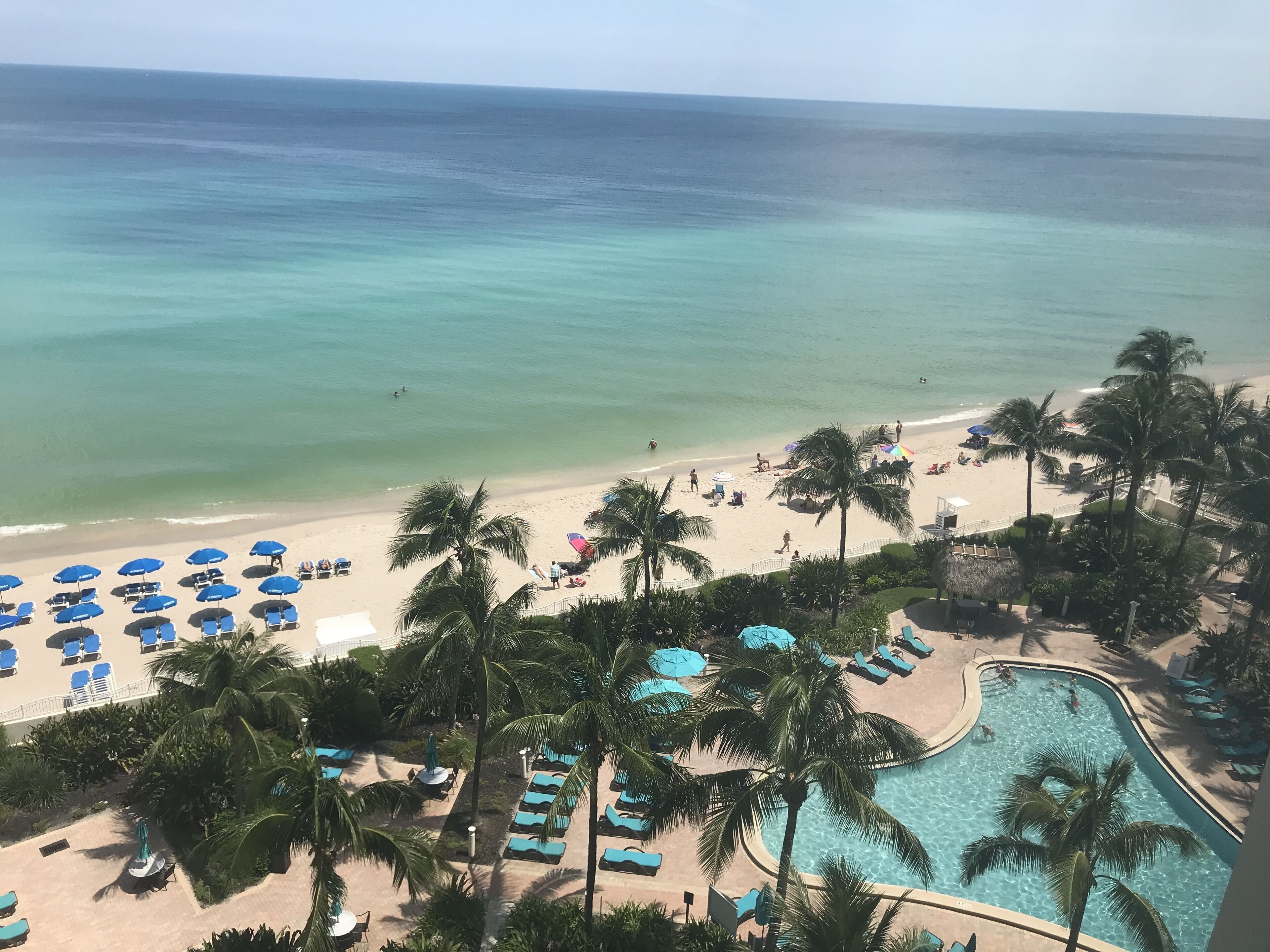 Rannalla, aurinkotuoleja, rantapyyhkeitä