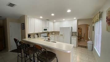 Standard House, 5 Bedrooms, Private Pool | Private kitchen | Fridge, microwave, oven, stovetop