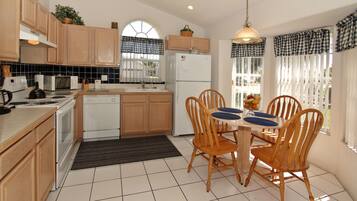 Standard House, 3 Bedrooms, Private Pool | Private kitchen | Fridge, microwave, oven, stovetop
