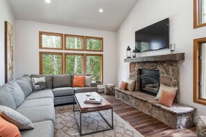 Télévision à écran plat, cheminée