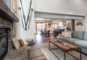 Télévision à écran plat, cheminée