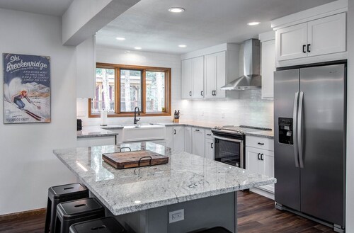 Summit Haven Home: Hot Tub, Stylish New Remodel