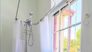 淋浴/浴缸二合一、免費盥洗用品、拖鞋、毛巾