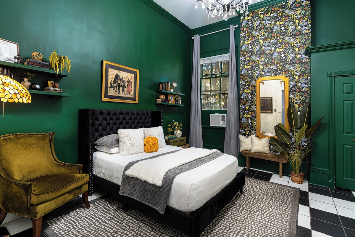 #2 Franklin | Premium bedding, desk, laptop workspace, iron/ironing board