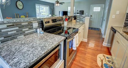 Cozy Cottage 3 beds 2 baths W/ Outdoor grill!