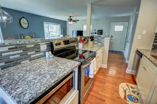 Cozy Cottage 3 beds 2 baths W/ Outdoor grill!