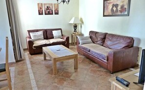 Télévision à écran plat, lecteur de DVD, livres, chaîne hi-fi