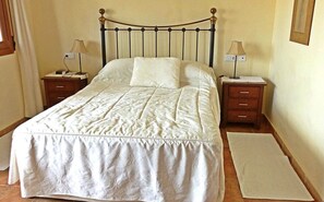 3 chambres, coffres-forts dans les chambres, fer et planche à repasser