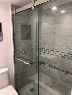 Douche, sèche-cheveux, serviettes fournies, savon