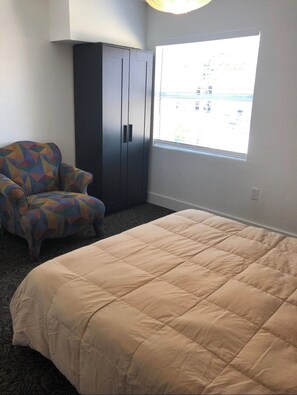 3 habitaciones, tabla de planchar con plancha, wifi y ropa de cama 