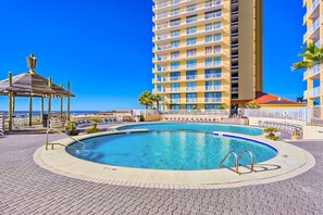 Outdoor spa tub - Summer House on Romar Beach (Orange Beach)