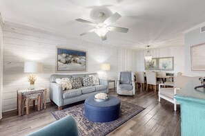 Condo, 3 Bedrooms | Ruang tamu
