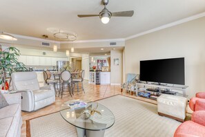 Condo, 2 chambres | Aire de séjour