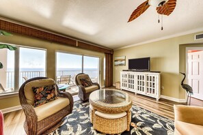 Condo, 3 Bedrooms | Living area