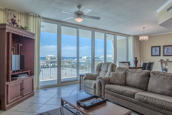 Condo, 2 Bedrooms | Living room
