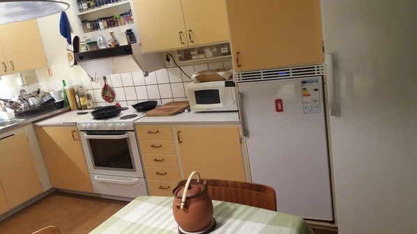 Refrigerador, microondas, horno y parrilla de estufa 