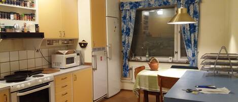 Kylskåp, mikrovågsugn, ugn och spishäll