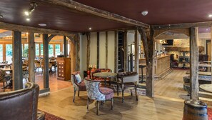 Melayani makan siang dan makan malam dengan pemandangan taman 