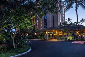 A hotel entrance with a covered lobby, surrounded by lush greenery and palm trees. - Mahana at Kaanapali 2BR Ocean Front - NO CLEANING FEES (Lahaina)