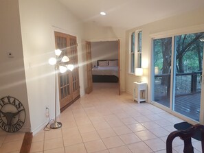 2 habitaciones, escritorio y ropa de cama 