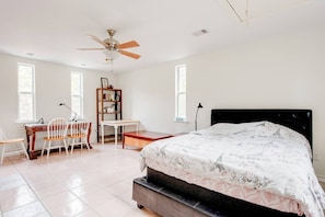 2 slaapkamers, een bureau, beddengoed