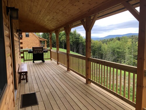 Pet friendly cabin in East Burke - KINGDOM TRAILS and VAST snowmobile network!