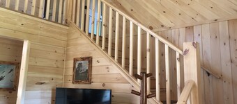 Pet friendly cabin in East Burke - KINGDOM TRAILS and VAST snowmobile network!