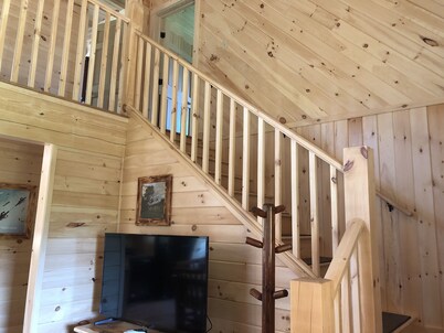 Pet friendly cabin in East Burke - KINGDOM TRAILS and VAST snowmobile network!