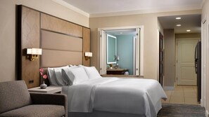 Tallelokero huoneessa, työpöytä, silitysrauta/-lauta, vauvan matkasänky