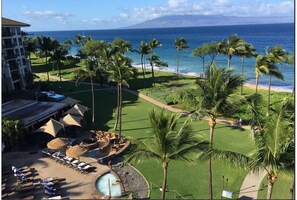 Rannalla, rantapyyhkeitä