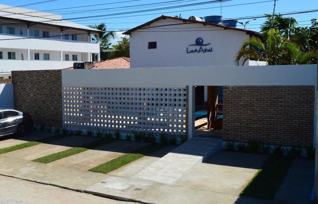 A modern building with a white facade and a sign reading "Luz Azul".