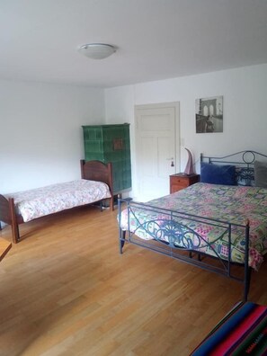 패밀리룸, 공용 욕실 | 각각 다른 스타일의 인테리어, 각각 다르게 가구 비치, 암막 커튼, 무료 유아용 침대