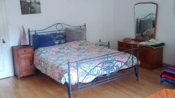 Family Room, Shared Bathroom | Individually decorated, individually furnished, blackout drapes