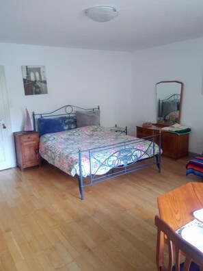 Family Room, Shared Bathroom | Individually decorated, individually furnished, blackout curtains - B'n'B Centro Ayurveda (Brusio)