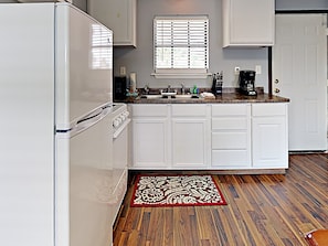 Fridge, microwave, stovetop, dishwasher