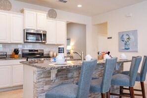 冰箱、微波炉、烤箱、炉灶