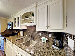 Fridge, microwave, stovetop, coffee/tea maker - 142 Sea Breeze (Port Aransas)