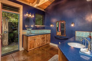 Combined shower/bathtub, eco-friendly toiletries, hair dryer, towels