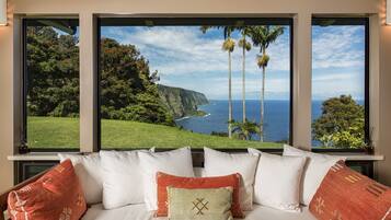 4 makuuhuonetta, työpöytä, silitysrauta/-lauta, vauvan matkasänky