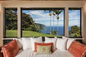 4 makuuhuonetta, työpöytä, silitysrauta/-lauta, vauvan matkasänky