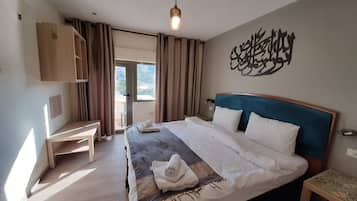 Desk, soundproofing, free WiFi, bed sheets