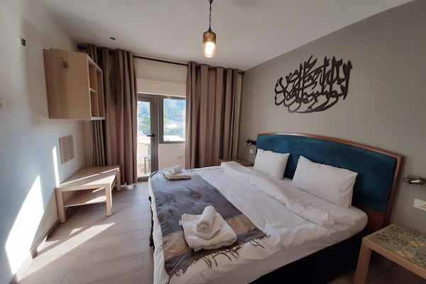 Habitación doble Deluxe, balcón | Escritorio, insonorización, wifi gratis y ropa de cama