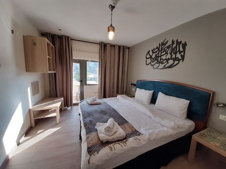 Escritorio, sistema de insonorización, wifi gratis y ropa de cama