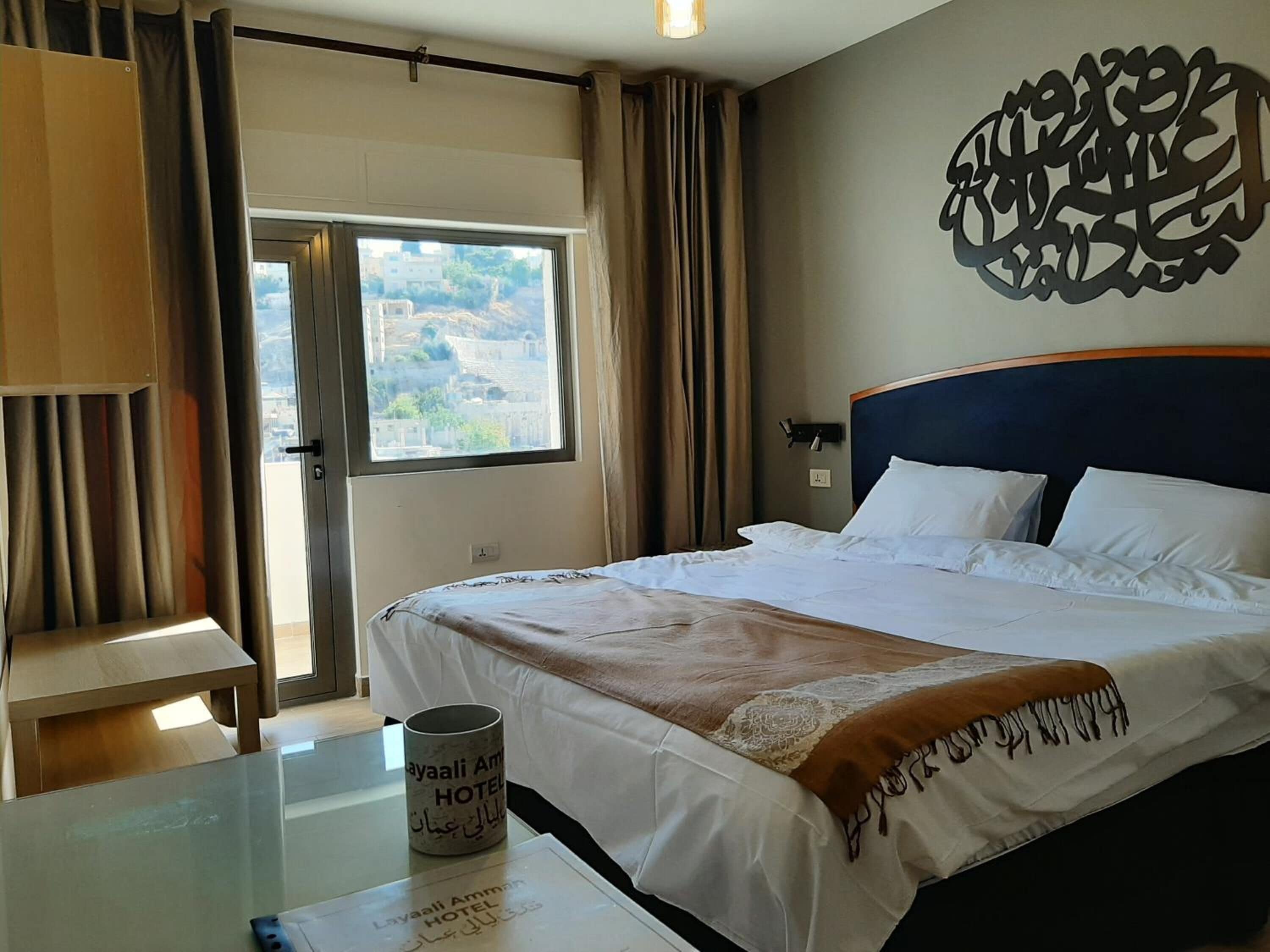 Bàn, phòng cách âm, truy cập Internet không dây miễn phí 